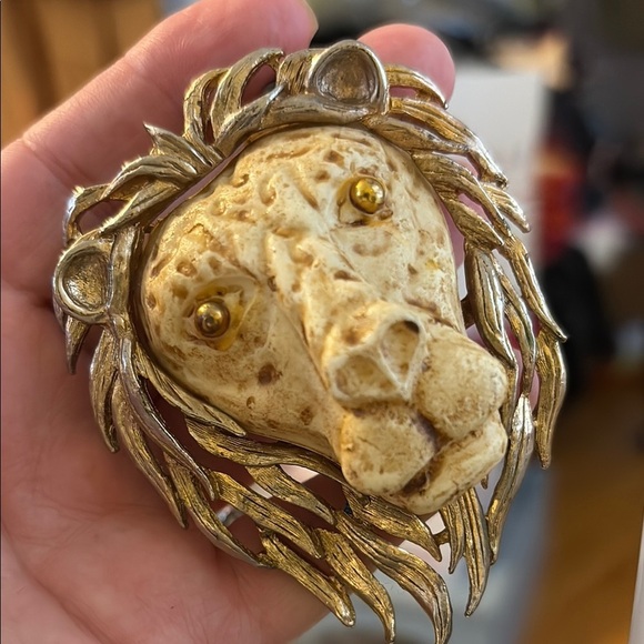 Vtg Luca Razza | Zodiac Leo Lion Carved Resin Head Gold Tone Statement Necklace - Picture 1 of 17